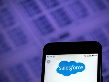 Kiev, Ukrayna - 3 Aralık 2018: Salesforce.com yazılım şirketi logo akıllı telefon görüntülenen gördüm