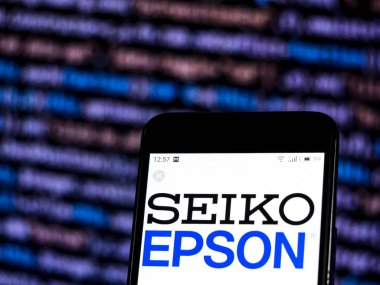Kiev, Ukrayna - 3 Aralık 2018: Seiko Epson Corporation logo akıllı telefon görüntülenen gördüm