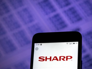 Kiev, Ukrayna - 3 Aralık 2018: Sharp Corporation logo akıllı telefon görüntülenen gördüm
