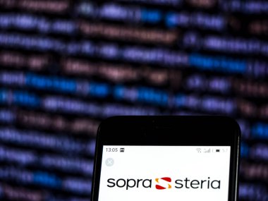 Kiev, Ukrayna - 3 Aralık 2018: şirket logosu danışmanlık Sopra Steria bilgi teknolojisi akıllı telefon görüntülenen gördüm
