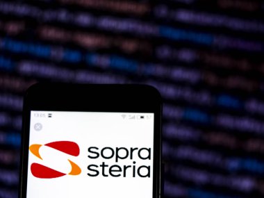 Kiev, Ukrayna - 3 Aralık 2018: şirket logosu danışmanlık Sopra Steria bilgi teknolojisi akıllı telefon görüntülenen gördüm