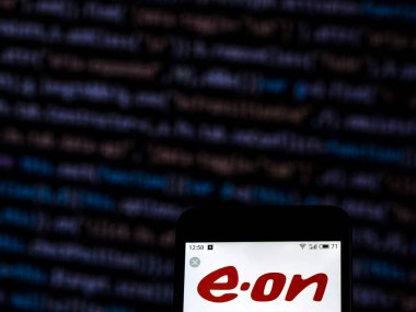 Kiev, Ukrayna - 5 Aralık 2018: E.On İngiltere'de enerji şirket logosu akıllı telefon görüntülenen gördüm