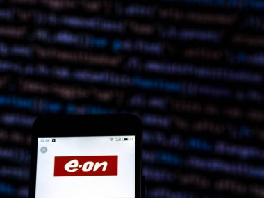 Kiev, Ukrayna - 5 Aralık 2018: E.On İngiltere'de enerji şirket logosu akıllı telefon görüntülenen gördüm