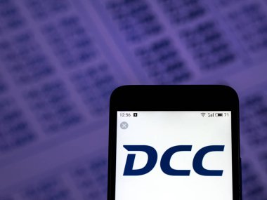Kiev, Ukrayna - 5 Aralık 2018: Dcc plc logo akıllı telefon görüntülenen gördüm