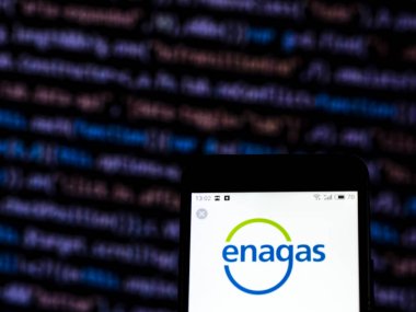 Kiev, Ukrayna - 5 Aralık 2018: Akıllı telefon gördüm İspanyol enerji şirket logosu görüntülenen Enagas, S.A. olduğunu