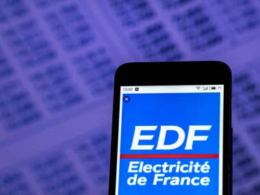 Kiev, Ukrayna - 5 Aralık 2018: Elektrik de Fransa S.A. görülen Fransız elektrik yarar şirket logosu görüntülenen akıllı telefon olduğunu
