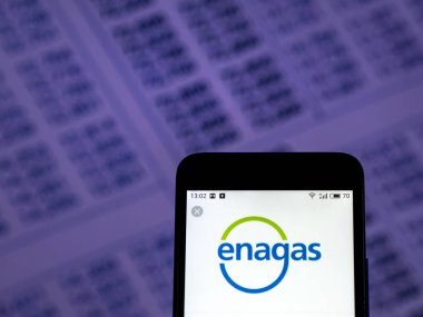 Kiev, Ukrayna - 5 Aralık 2018: Akıllı telefon gördüm İspanyol enerji şirket logosu görüntülenen Enagas, S.A. olduğunu