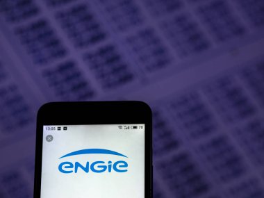 Kiev, Ukrayna - 5 Aralık 2018: Engie doğal gaz dağıtım şirket logosu akıllı telefon görüntülenen gördüm