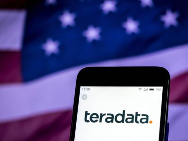 Kiev, Ukrayna - 4 Aralık 2018: Teradata şirket logosu akıllı telefon görüntülenen gördüm