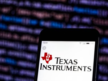 Kiev, Ukrayna - 4 Aralık 2018: Texas Instruments yarı iletken şirket logosu akıllı telefon görüntülenen gördüm
