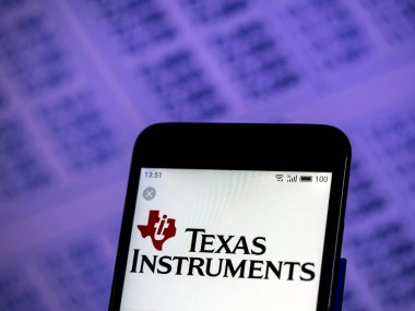 Kiev, Ukrayna - 4 Aralık 2018: Texas Instruments yarı iletken şirket logosu akıllı telefon görüntülenen gördüm