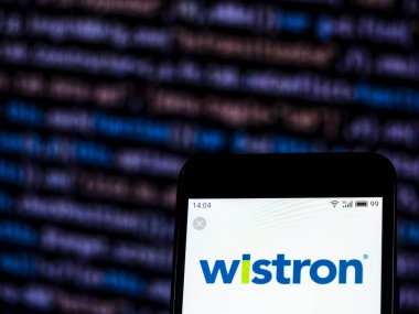 Kiev, Ukrayna - 4 Aralık 2018: Salkım şirket logosu akıllı telefon görüntülenen gördüm