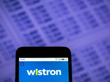 Kiev, Ukrayna - 4 Aralık 2018: Salkım şirket logosu akıllı telefon görüntülenen gördüm