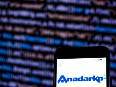 Kiev, Ukrayna - 4 Aralık 2018: Anadarko petrol şirketi logo akıllı telefon görüntülenen gördüm