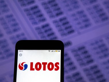 Kiev, Ukrayna - 6 Aralık 2018: Grupa Lotos ham petrol sanayi şirket logosu akıllı telefon görüntülenen gördüm.