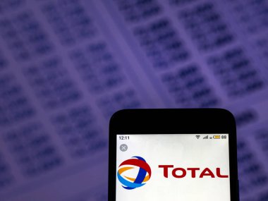 Kiev, Ukrayna - 6 Aralık 2018: Toplam S.A. Şirket logosu rafine petrol akıllı telefon görüntülenen gördüm.