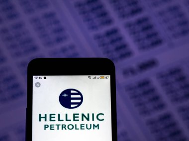 Kiev, Ukrayna - 6 Aralık 2018: Hellen petrol, petrol rafinerileri şirket logosu gördüm akıllı telefon görüntülenen.