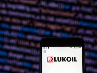 Kiev, Ukrayna - 6 Aralık 2018: Lukoil ham petrol ve doğal gaz çıkarımı şirket logosu akıllı telefon görüntülenen gördüm.