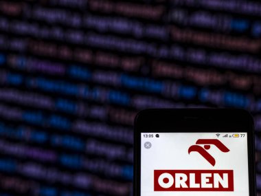 Kiev, Ukrayna - 6 Aralık 2018: Pkn Orlen şirket logosu akıllı telefon görüntülenen gördüm.
