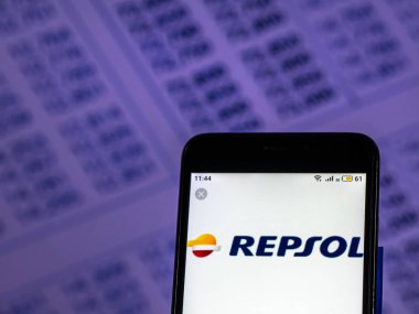 Kiev, Ukrayna - 7 Aralık 2018: Repsol enerji şirket logosu akıllı telefon görüntülenen gördüm.