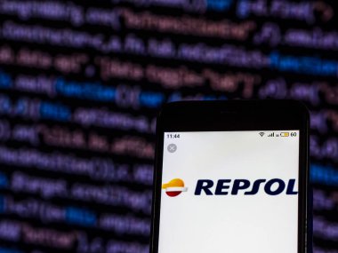Kiev, Ukrayna - 7 Aralık 2018: Repsol enerji şirket logosu akıllı telefon görüntülenen gördüm.