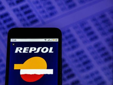 Kiev, Ukrayna - 7 Aralık 2018: Repsol enerji şirket logosu akıllı telefon görüntülenen gördüm.