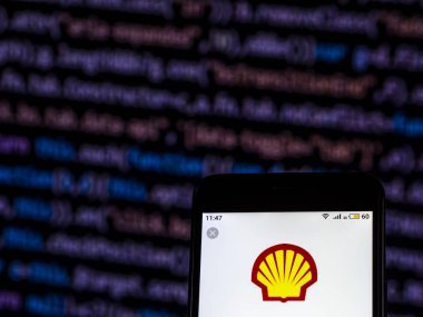 Kiev, Ukrayna - 7 Aralık 2018: Royal Dutch Shell Petrol Sanayi şirket logosu akıllı telefon görüntülenen gördüm.
