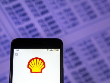 Kiev, Ukrayna - 7 Aralık 2018: Royal Dutch Shell Petrol Sanayi şirket logosu akıllı telefon görüntülenen gördüm.