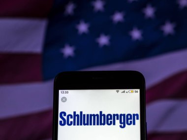 Kiev, Ukrayna - 7 Aralık 2018: Schlumberger Petrol Sahası Hizmetleri şirket logosu akıllı telefon görüntülenen gördüm.