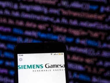 Kiev, Ukrayna - 7 Aralık 2018: Siemens Gamesa yenilenebilir enerji akıllı telefon görüntülenen gördüm.