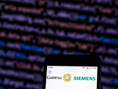 Kiev, Ukrayna - 7 Aralık 2018: Siemens Gamesa yenilenebilir enerji akıllı telefon görüntülenen gördüm.