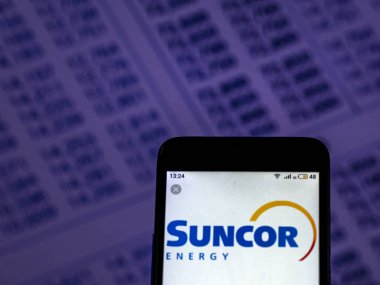 Kiev, Ukrayna - 7 Aralık 2018: Suncor enerji şirket logosu akıllı telefon görüntülenen gördüm.