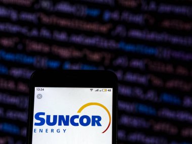 Kiev, Ukrayna - 7 Aralık 2018: Suncor enerji şirket logosu akıllı telefon görüntülenen gördüm.