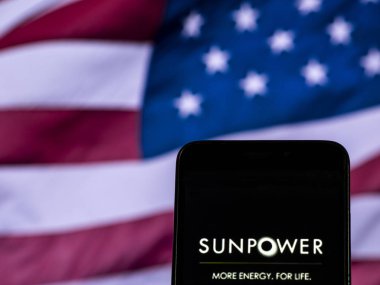 Kiev, Ukrayna - 7 Aralık 2018: Sunpower güneş enerji şirket logosu akıllı telefon görüntülenen gördüm.