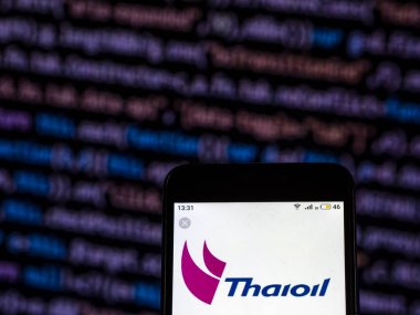 Kiev, Ukrayna - 7 Aralık 2018: Tay petrol petrol rafinerileri şirket logosu akıllı telefon görüntülenen gördüm.