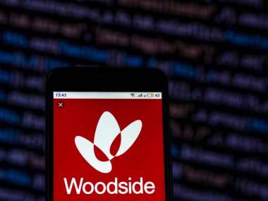 Kiev, Ukrayna - 7 Aralık 2018: Woodside petrol şirket logosu akıllı telefon görüntülenen gördüm.