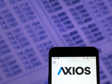 Kiev, Ukrayna - 7 Aralık 2018: Axios Web sitesi logo akıllı telefon görüntülenen gördüm.
