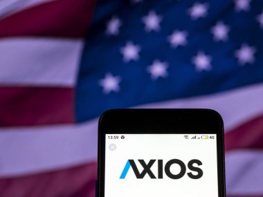 Kiev, Ukrayna - 7 Aralık 2018: Axios Web sitesi logo akıllı telefon görüntülenen gördüm.
