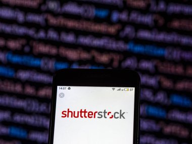 Kiev, Ukrayna - 7 Aralık 2018: Shutterstock Stok fotoğraf şirket logosu akıllı telefon görüntülenen gördüm.
