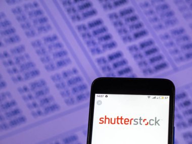 Kiev, Ukrayna - 7 Aralık 2018: Shutterstock Stok fotoğraf şirket logosu akıllı telefon görüntülenen gördüm.