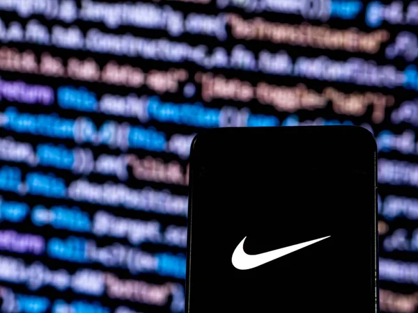 Kiev, Ukrayna - 7 Aralık 2018: Nike logosu akıllı telefon görüntülenen gördüm.