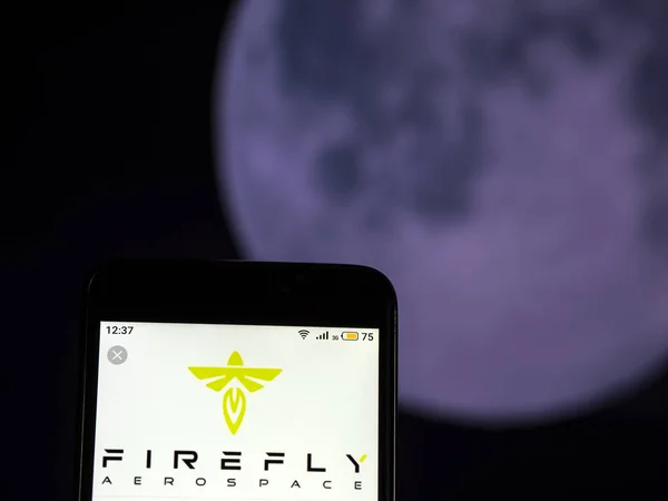 乌克兰基辅 2018年12月9日 在智能手机上显示萤火虫航空航天公司徽标 该公司有资格通过商业月球有效载荷服务向月球表面提供美国宇航局的交付服务 — 图库照片
