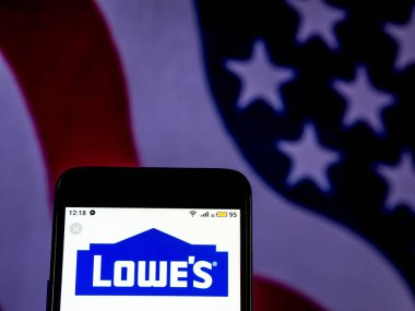 Kiev, Ukrayna - 11 Aralık 2018: Lowe's perakende şirket logosu akıllı telefon görüntülenen gördüm.
