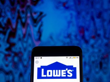 Kiev, Ukrayna - 11 Aralık 2018: Lowe's perakende şirket logosu akıllı telefon görüntülenen gördüm.