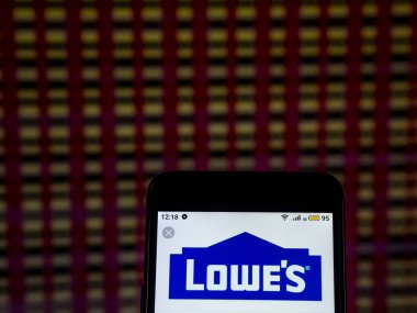 Kiev, Ukrayna - 11 Aralık 2018: Lowe's perakende şirket logosu akıllı telefon görüntülenen gördüm.