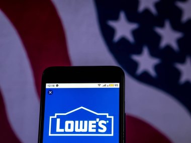 Kiev, Ukrayna - 11 Aralık 2018: Lowe's perakende şirket logosu akıllı telefon görüntülenen gördüm.