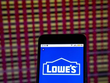 Kiev, Ukrayna - 11 Aralık 2018: Lowe's perakende şirket logosu akıllı telefon görüntülenen gördüm.