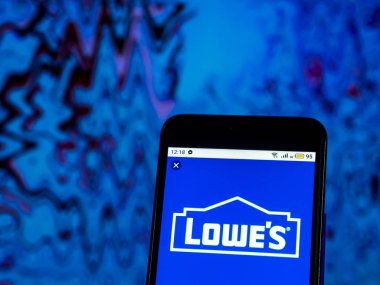 Kiev, Ukrayna - 11 Aralık 2018: Lowe's perakende şirket logosu akıllı telefon görüntülenen gördüm.