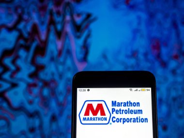 Kiev, Ukrayna - 11 Aralık 2018: Maraton petrol şirketi, petrol arıtma işleme görülen şirket logosu görüntülenen akıllı telefon.