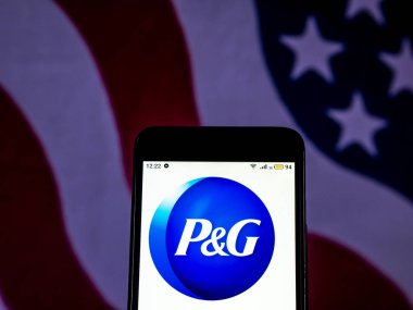 Kiev, Ukrayna - 11 Aralık 2018: Procter ve Gamble şirket logosu akıllı telefon görüntülenen gördüm.